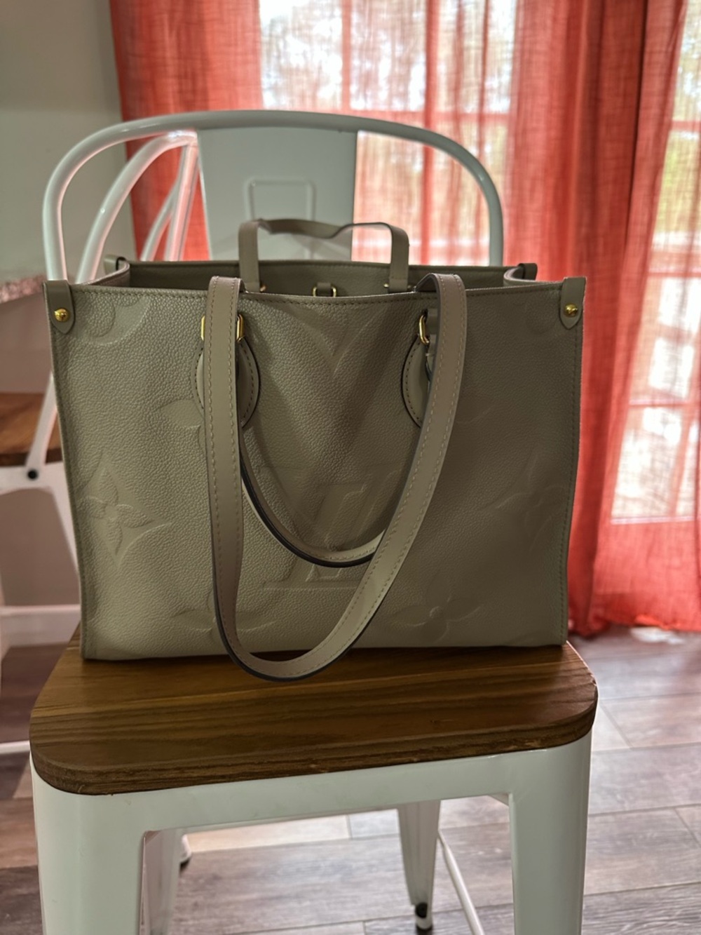 Louis Vuitton Onthego MM.  LV Light Beige Embossed Leather Tote - Picture 9 of 9